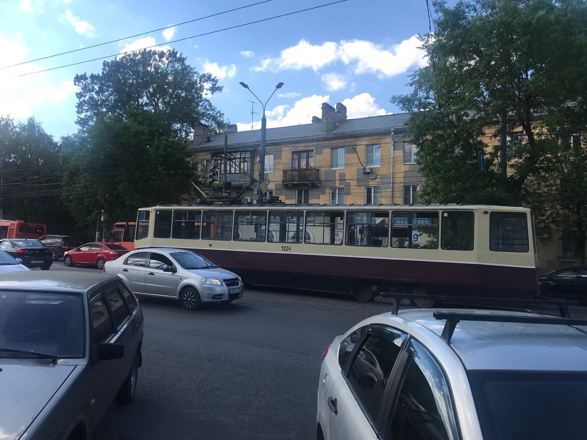 В Нижнем Новгороде оборвались провода и встали трамваи