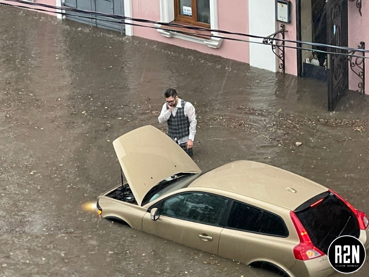 Грязевые реки и затопленные авто: нижегородцы делятся последствиями мощного ливня в городе