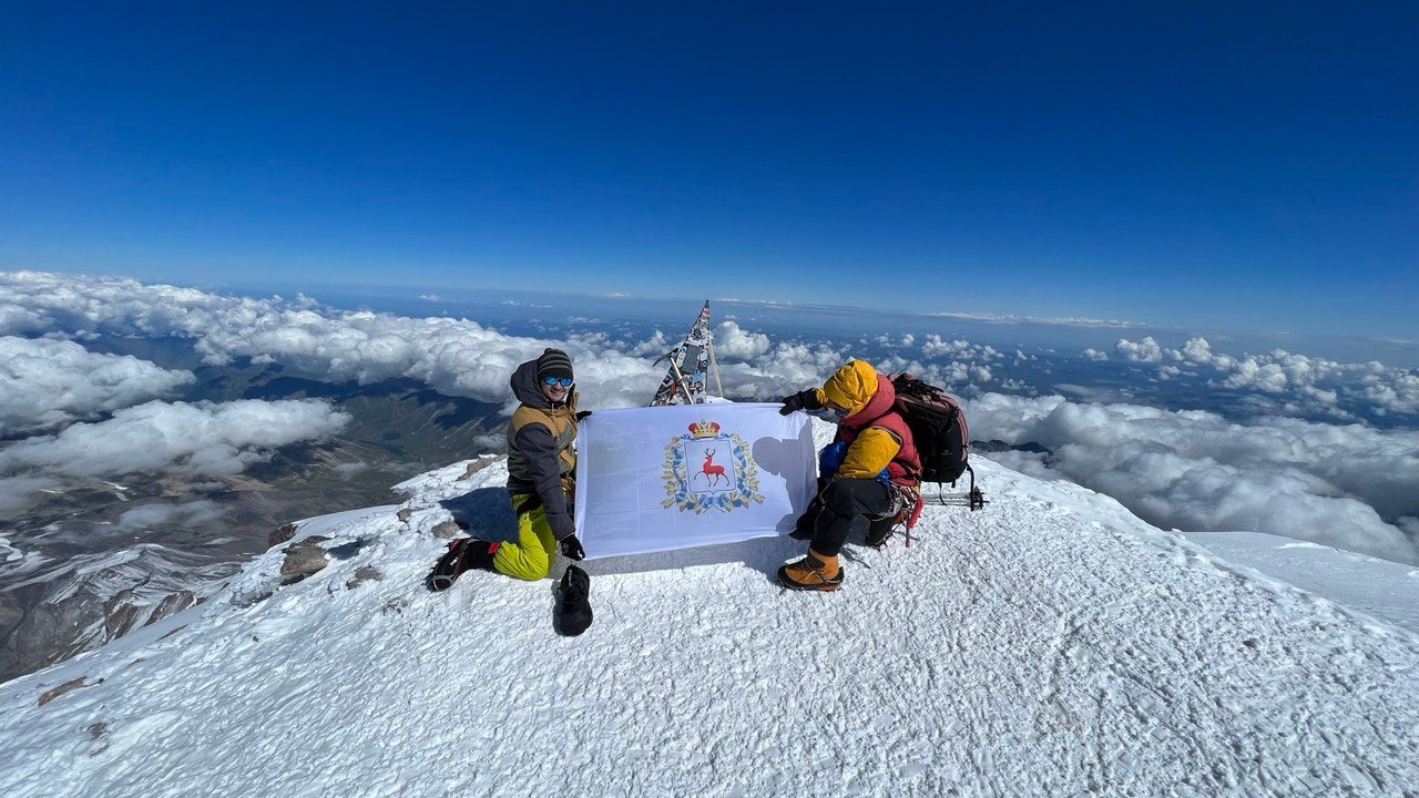 Флаг Нижегородской области установили на вершине горы Эльбрус 