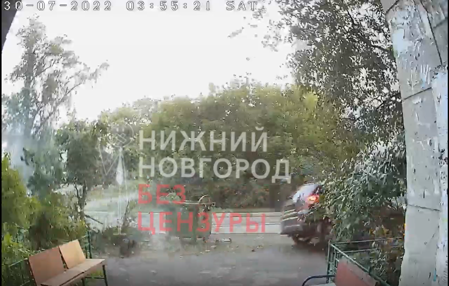 В Ленинском районе водитель уходя от погони снес мусорку и дерево