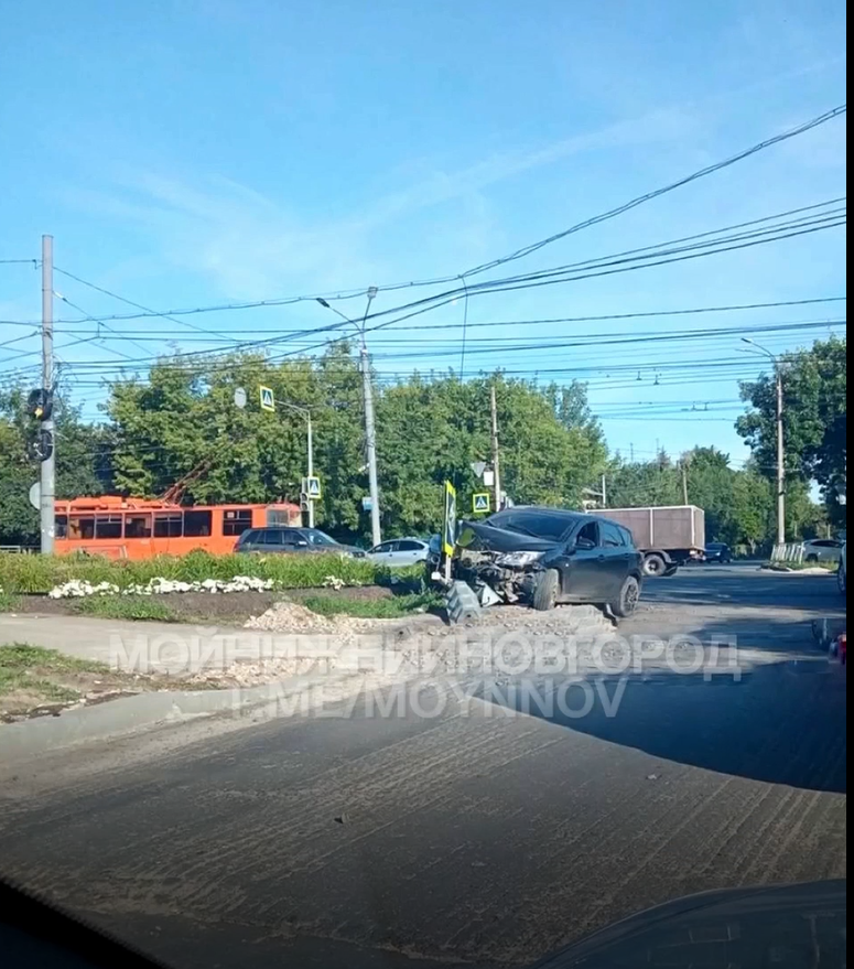 В Нижнем Новгороде пьяный водитель на перекрестке снес светофор 