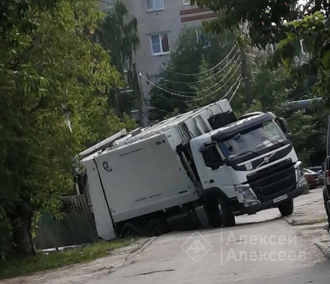 В Дзержинске многотонный мусоровоз провалился в яму 