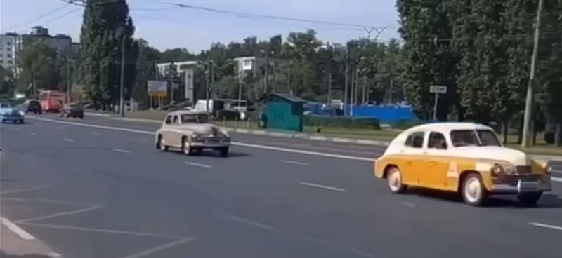 Колонна ретро автомобилей из Ханты-Мансийска проехала по Нижнему Новгороду