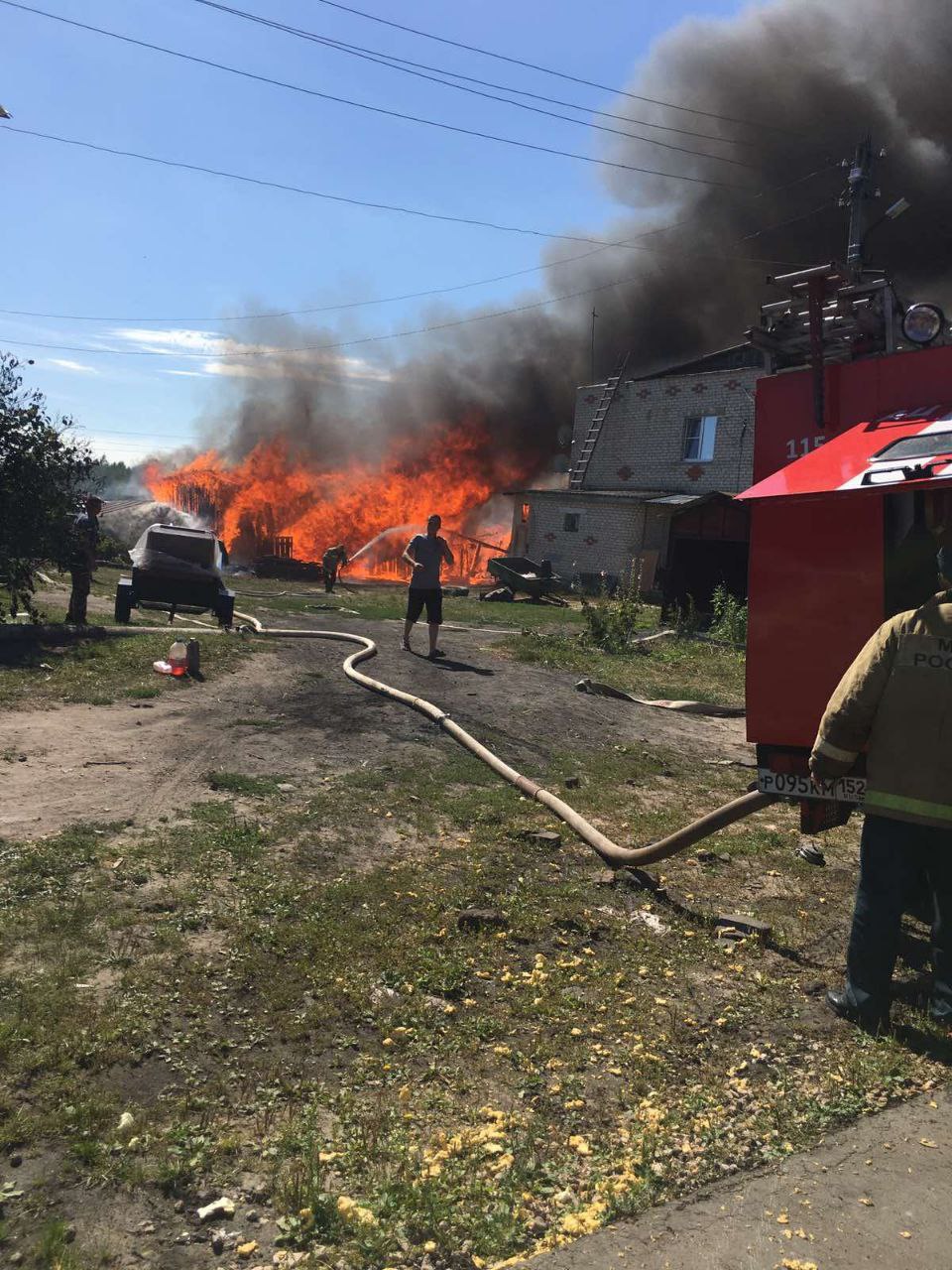 В Семеновском районе от вспыхнувших сараев загорелся жилой дом