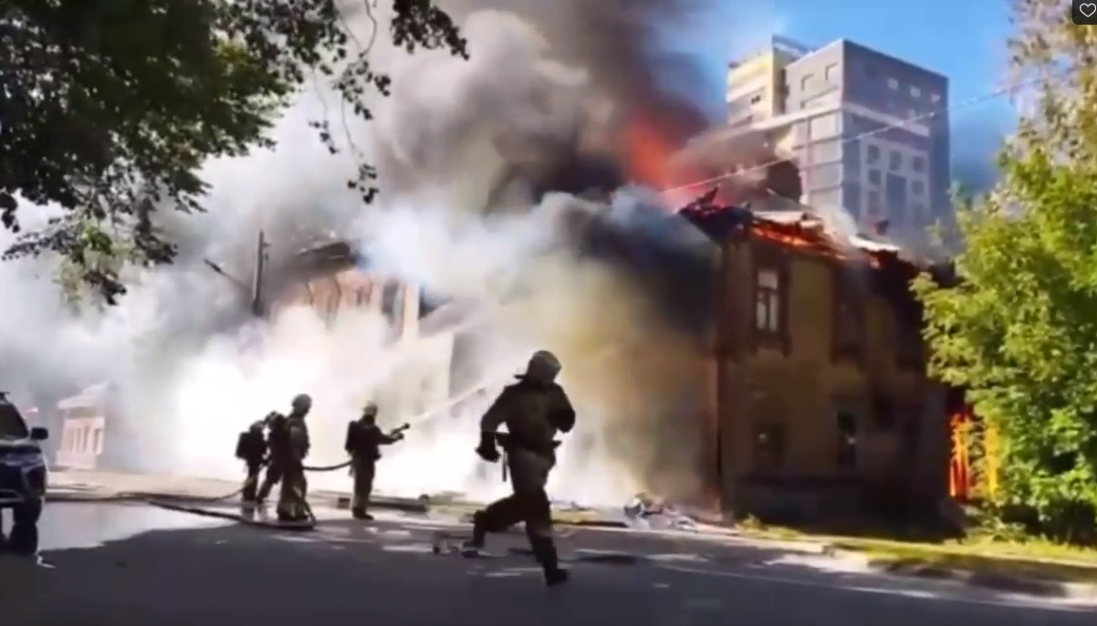 Сильный пожар произошел на улице Нижегородская в центре города