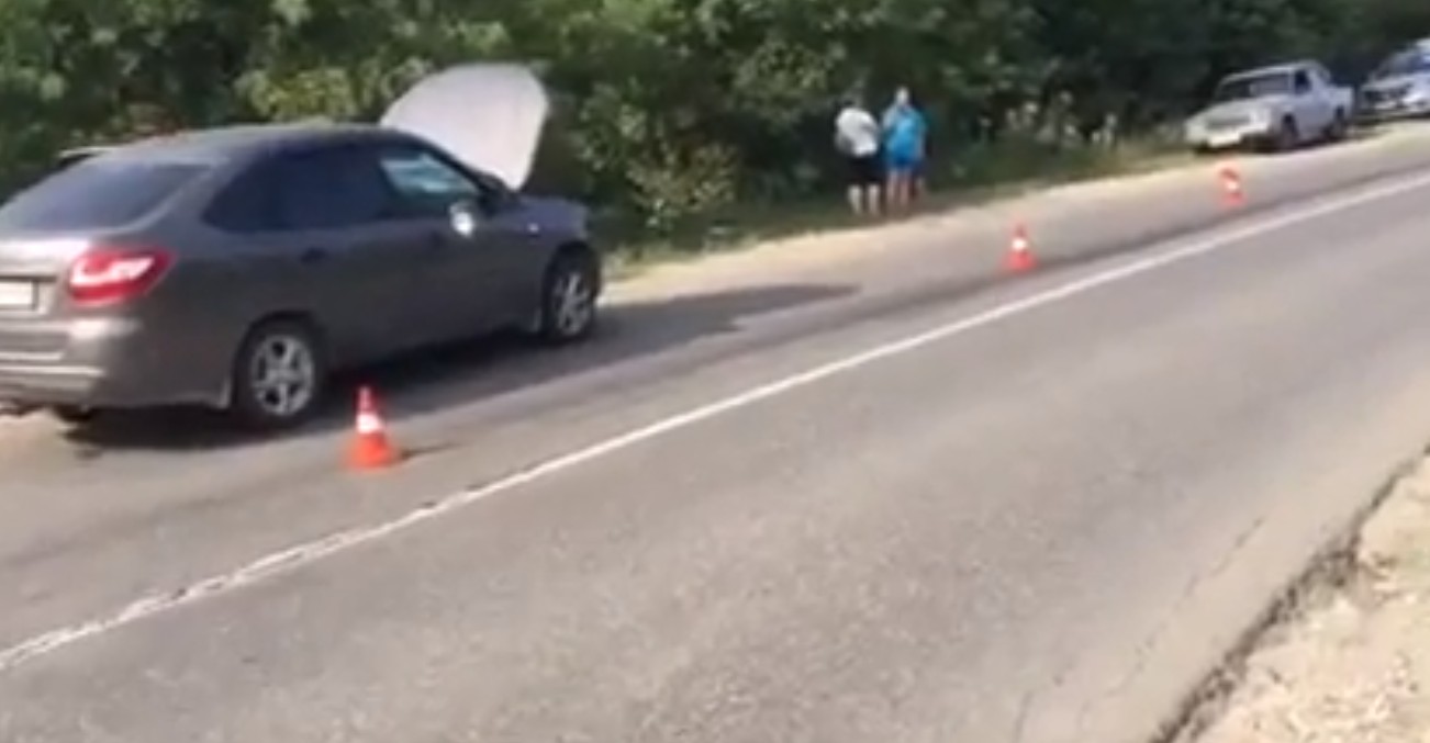 Нетрезвый велосипедист упал на капот проезжающего мимо автомобиля
