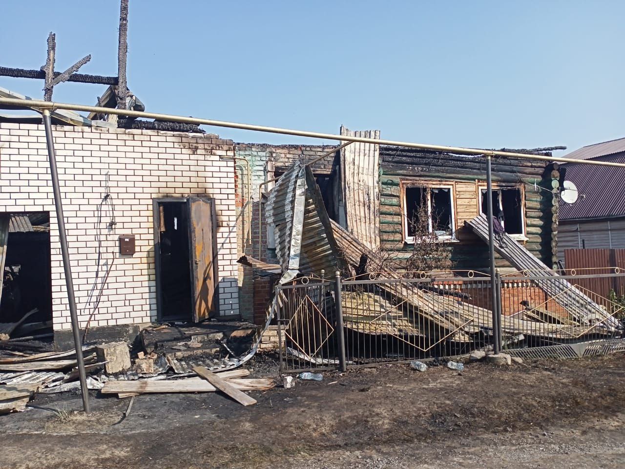 В Выксе из-за неосторожного обращения с огнем сгорел жилой дом и машина