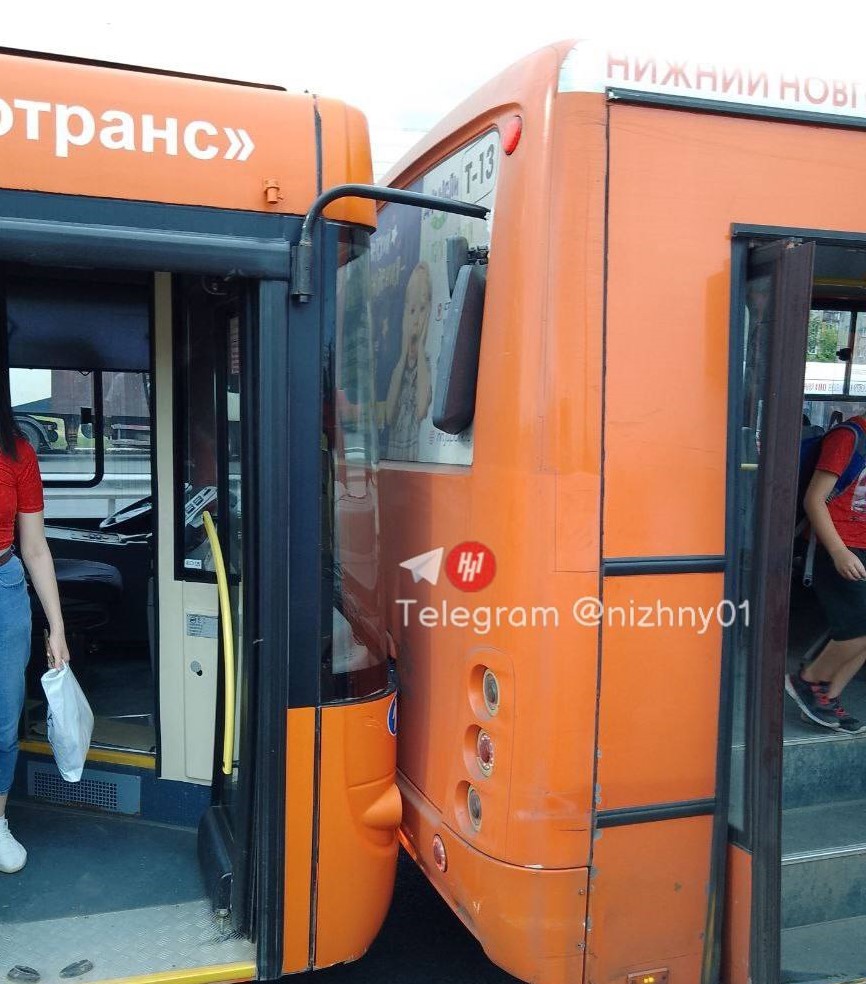 В понедельник в Нижнем Новгороде на кольце столкнулись автобус и маршрутка