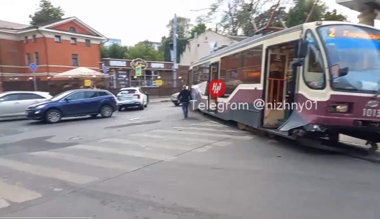 Трамвай и две легковушки не поделили дорогу в центре Нижнего Новгорода