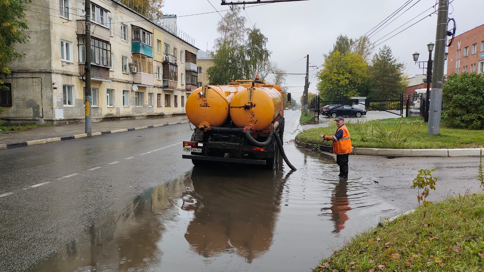 Улицы Нижнего Новгорода спасают от подтоплений