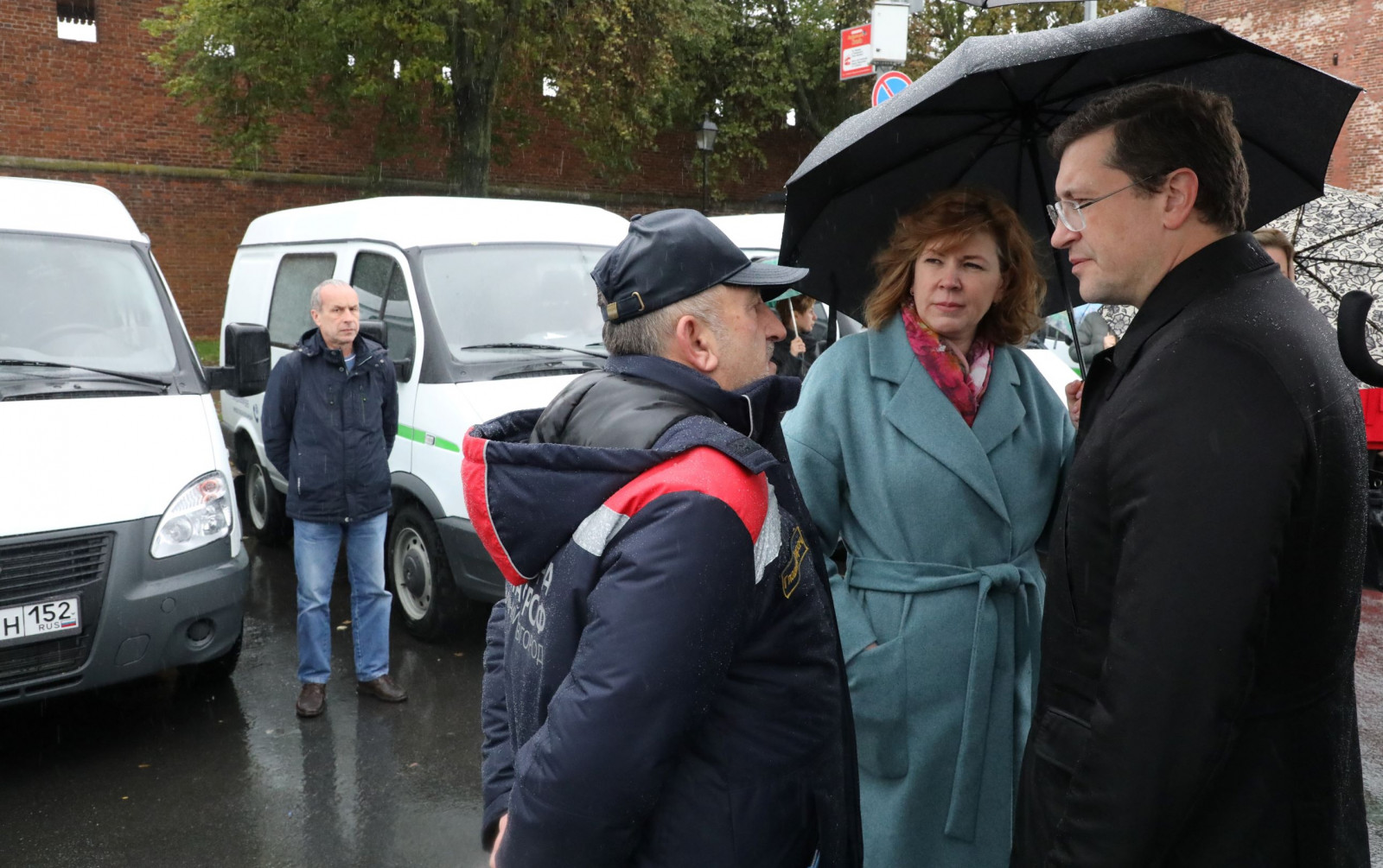 Никитин передал 46 новых автомобилей «Соболь» медицинским организациям города и области