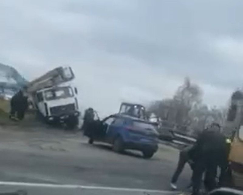 В Нижегородской области массовая авария с автомобильным краном перекрыла движение