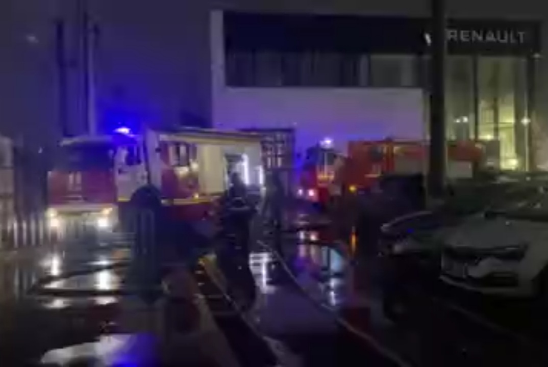 В Нижнем Новгороде в 6 утра загорелась парковка автосалона