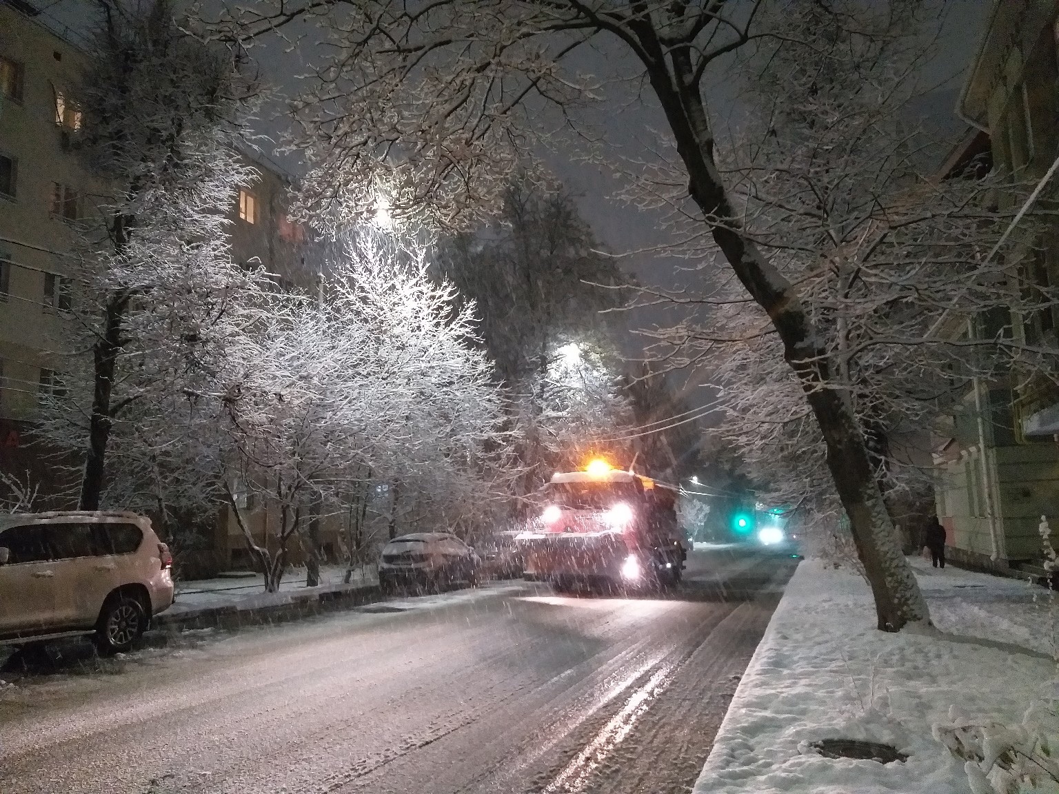 На улицы Нижнего Новгорода выводят спецтехнику для уборки снега