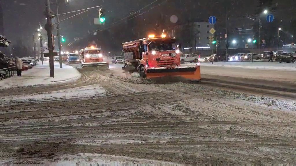 Сотни спецтехники и дворников ночью убирали завалы снега с дорог Нижнего Новгорода