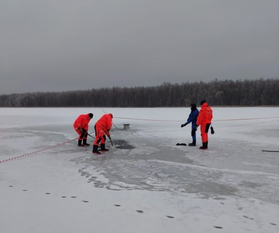 Спасатели Нижегородской области часами искали подо льдом рыбака, которого уже там не было