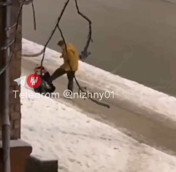 В Нижнем Новгороде мужчина бил девушку ногами по лицу посреди улицы
