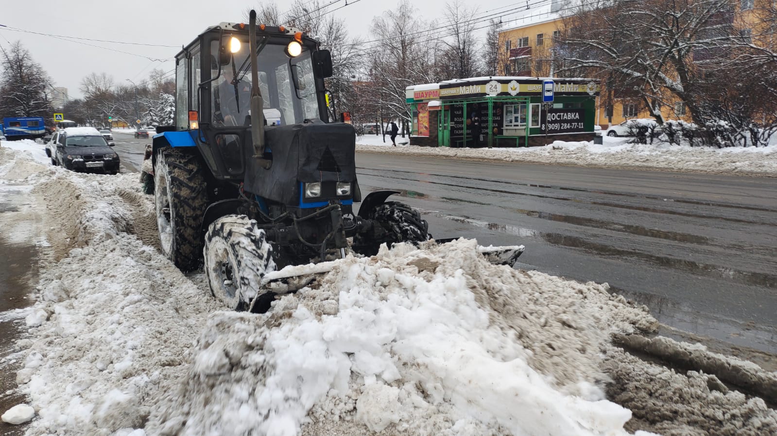 Тысячи дворников и сотни единиц техники вывозят выпавший снег в Нижнем Новгороде