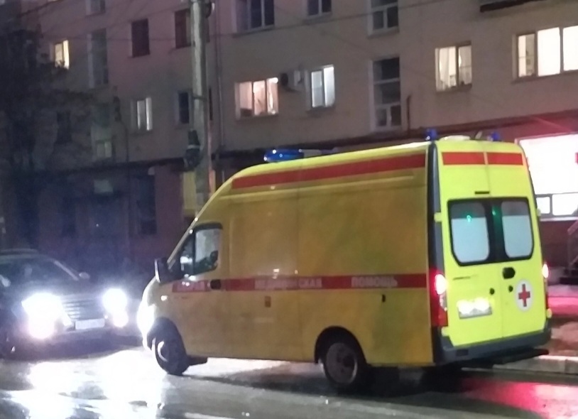 В Кстово рабочих завалило снегом при ремонте больницы: один погиб
