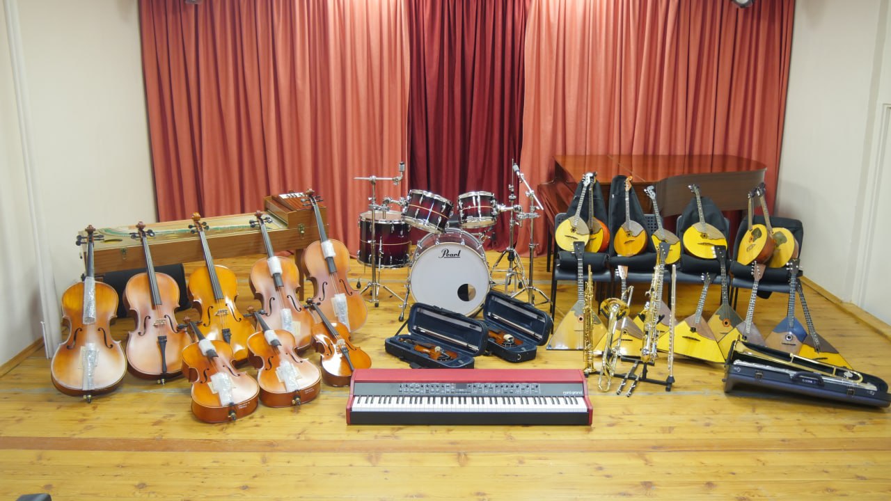 18 образовательных учреждений культуры оснастили в 2022 году музыкальными инструментами