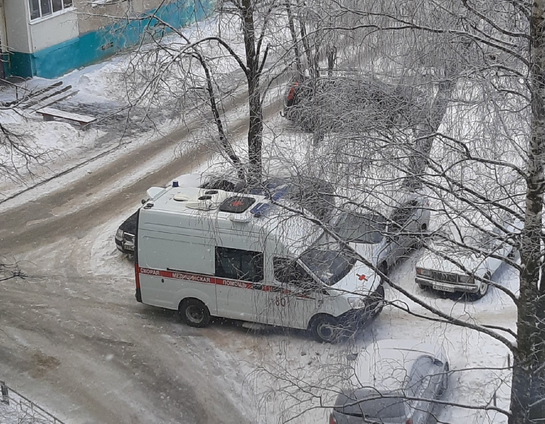 Нижегородцев просят помогать медикам вытаскивать застрявшие машины скорой помощи из снега