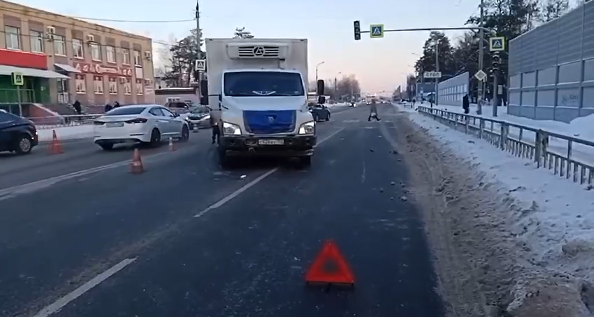 В Дзержинске грузовик сбил двух пешеходов