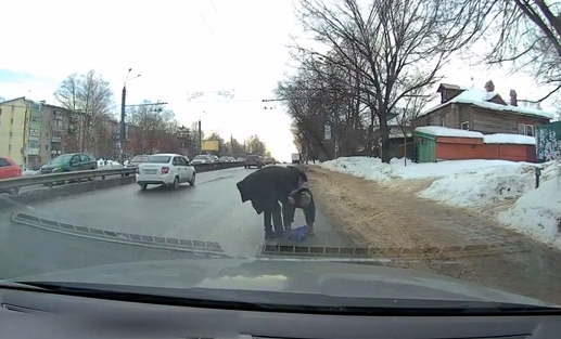 Нижегородский водитель увидел лежавшую на трассе женщину, остановился и помог