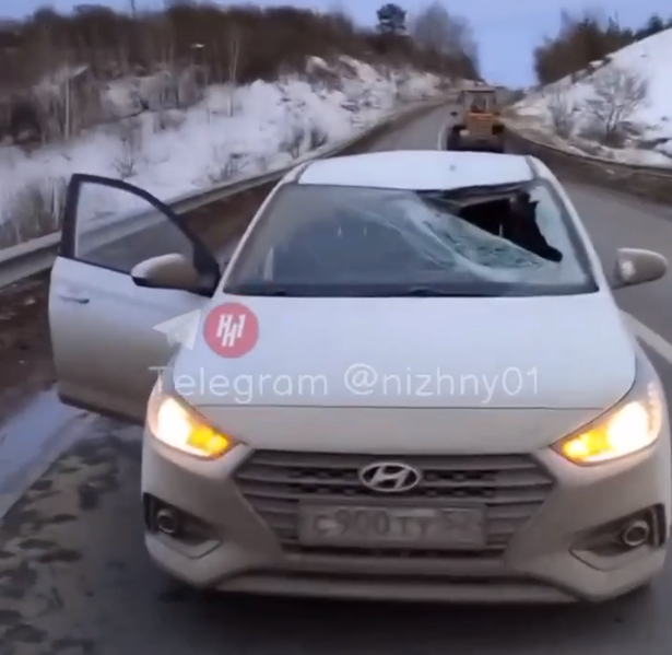 В Павловском районе ледяная глыба обрушилась на легковушку: пострадал водитель