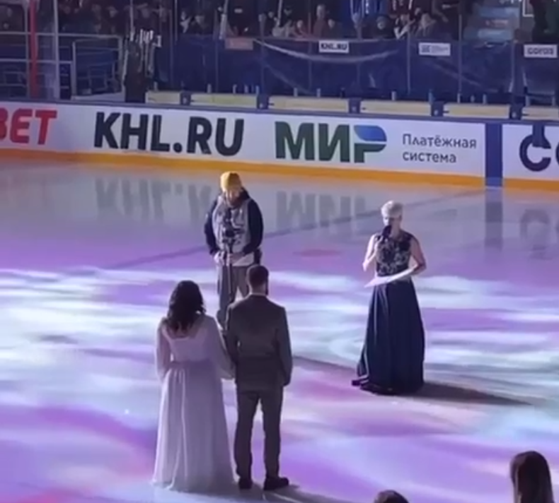 Нижегородскую пару поженили на льду перед хоккейным матчем "Торпедо"
