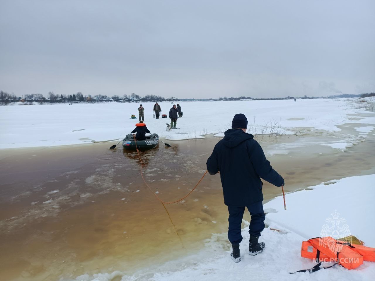 13 нижегородцев застряли на льдине