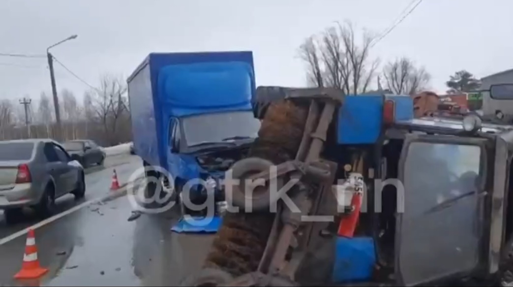 В Нижегородской области тракторист получил травмы, столкнувшись Газелью