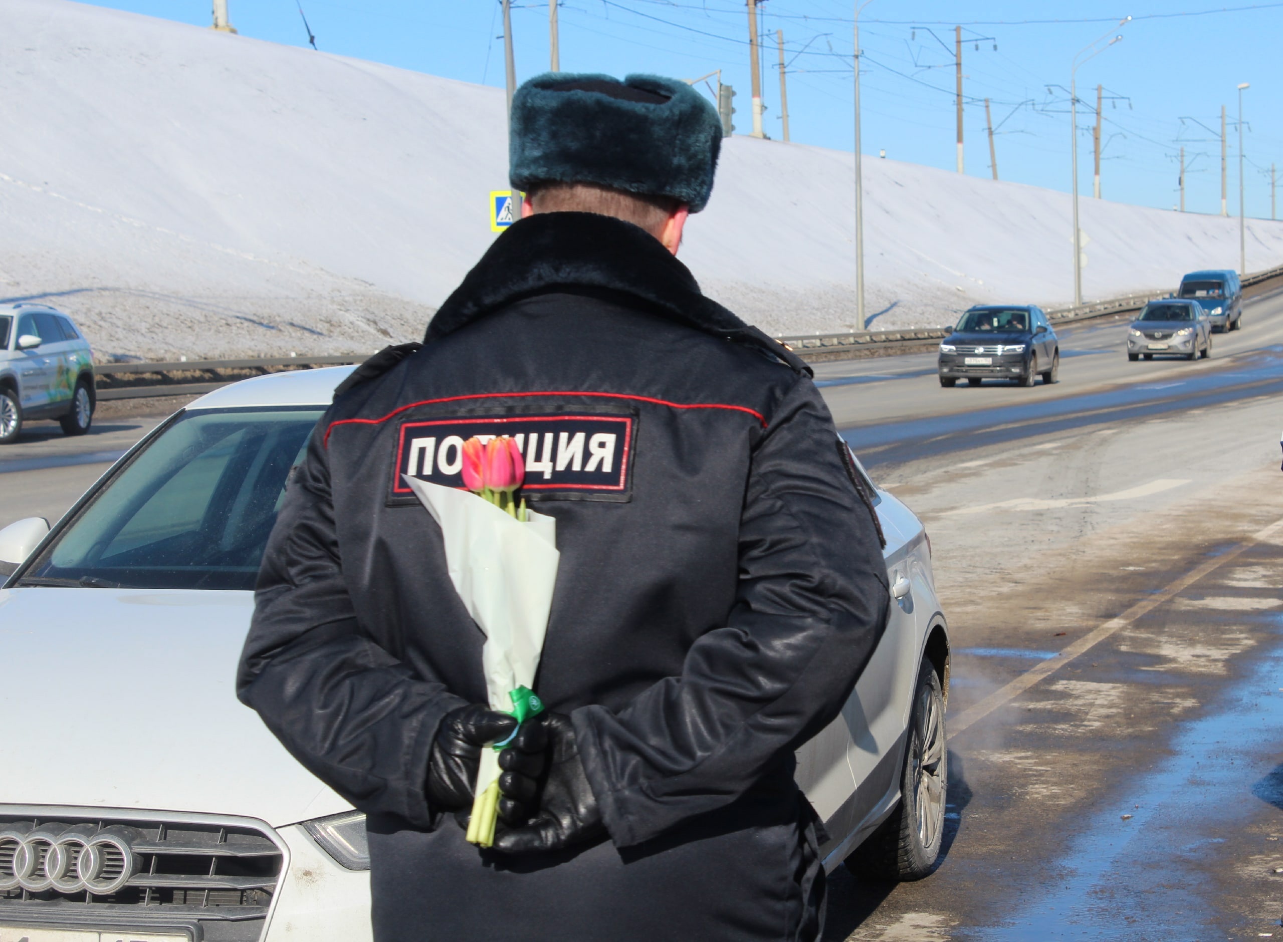 В Нижнем Новгороде женщин-водителей останавливают инспекторы с цветами