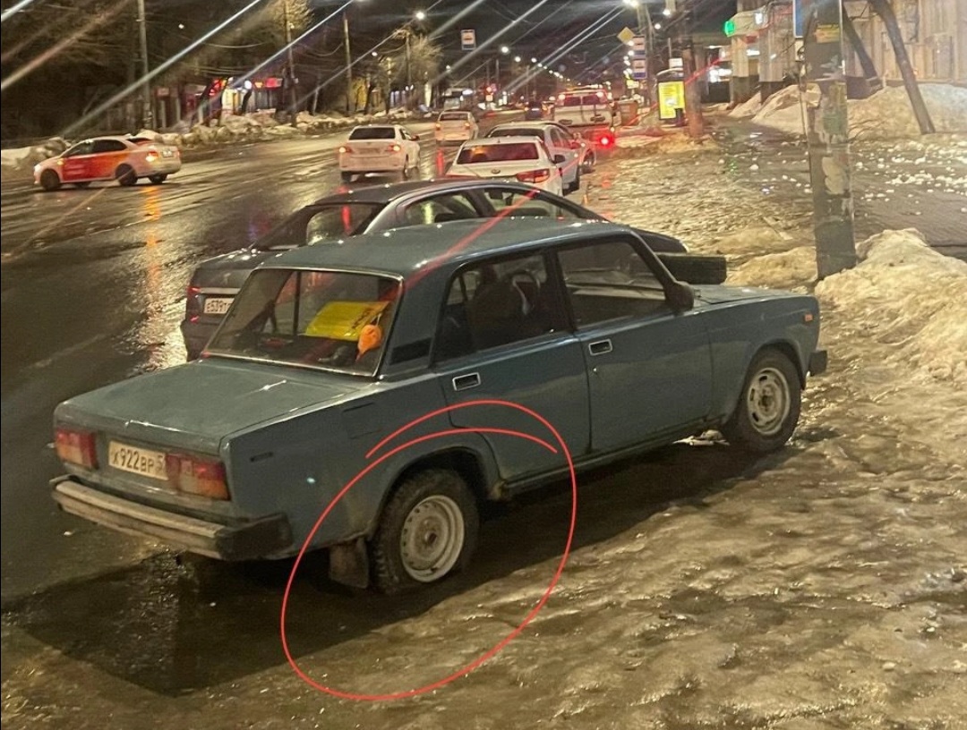 Лужа оставила без колес 20 машин в Нижнем Новгороде