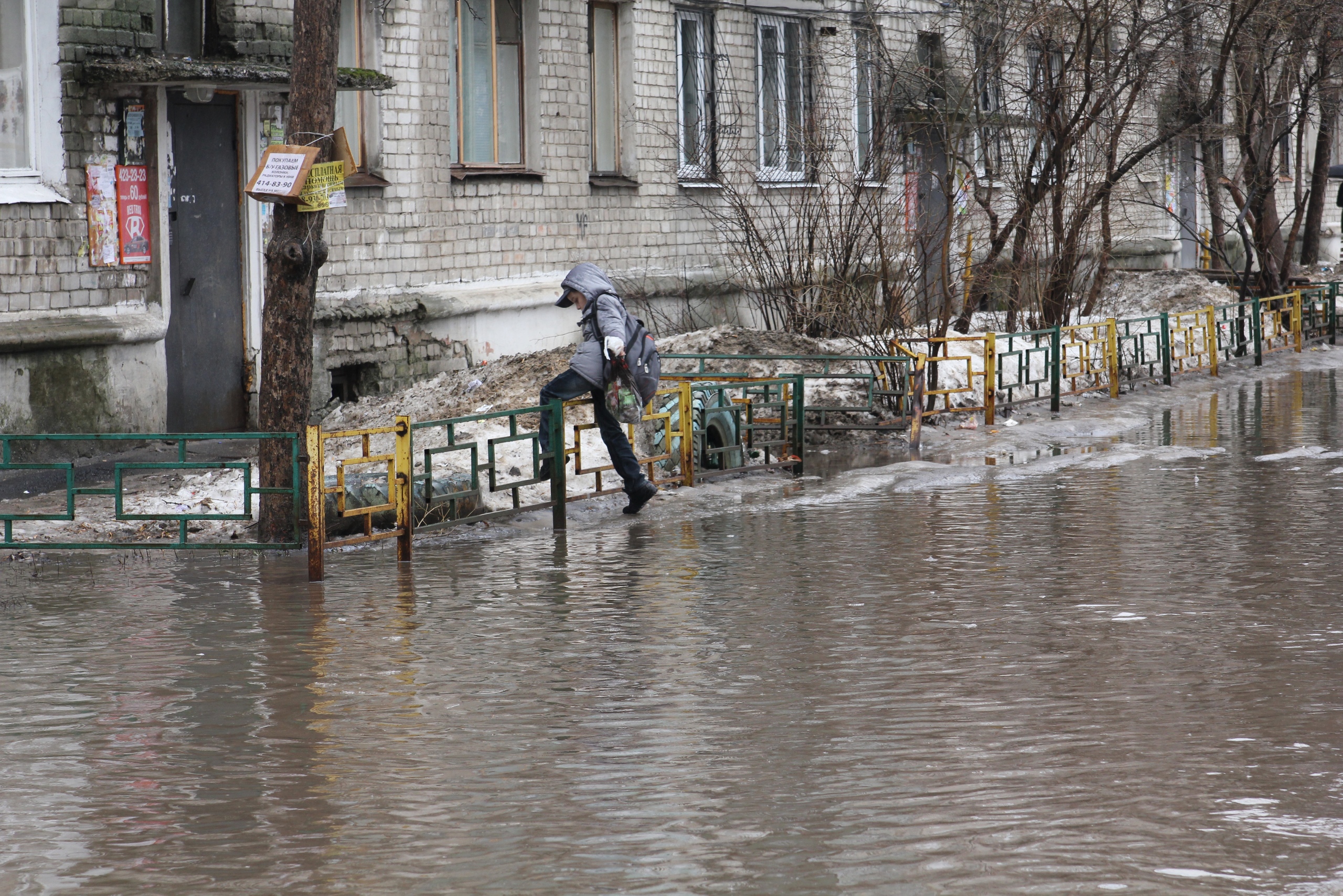 Погода нижний новгород 5 декабря. Дождь в городе. Небольшой дождь. Паводок в Омской области. Дождь за городом.