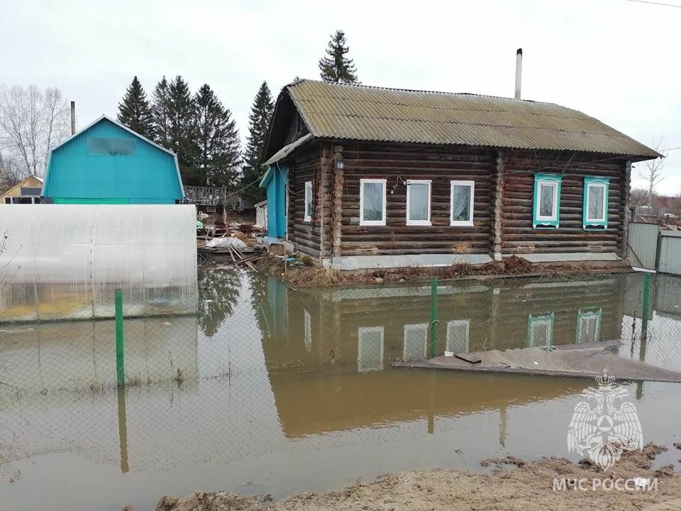 В Нижегородской области под воду ушли мосты, дачи и дворы