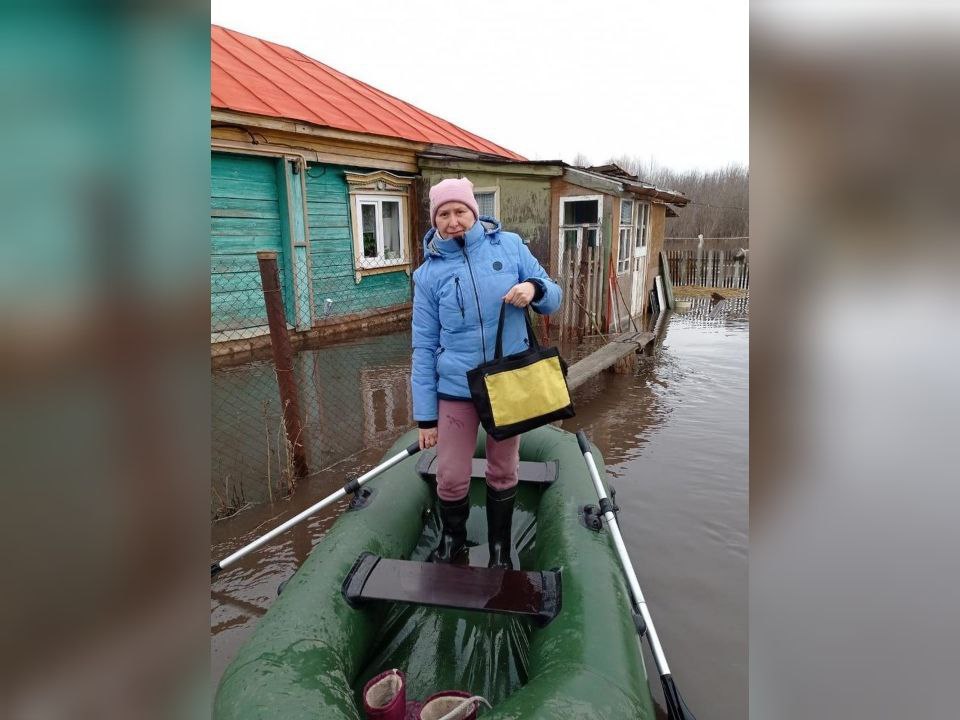 Соцработники добираются до жителей затопленных деревень на лодках