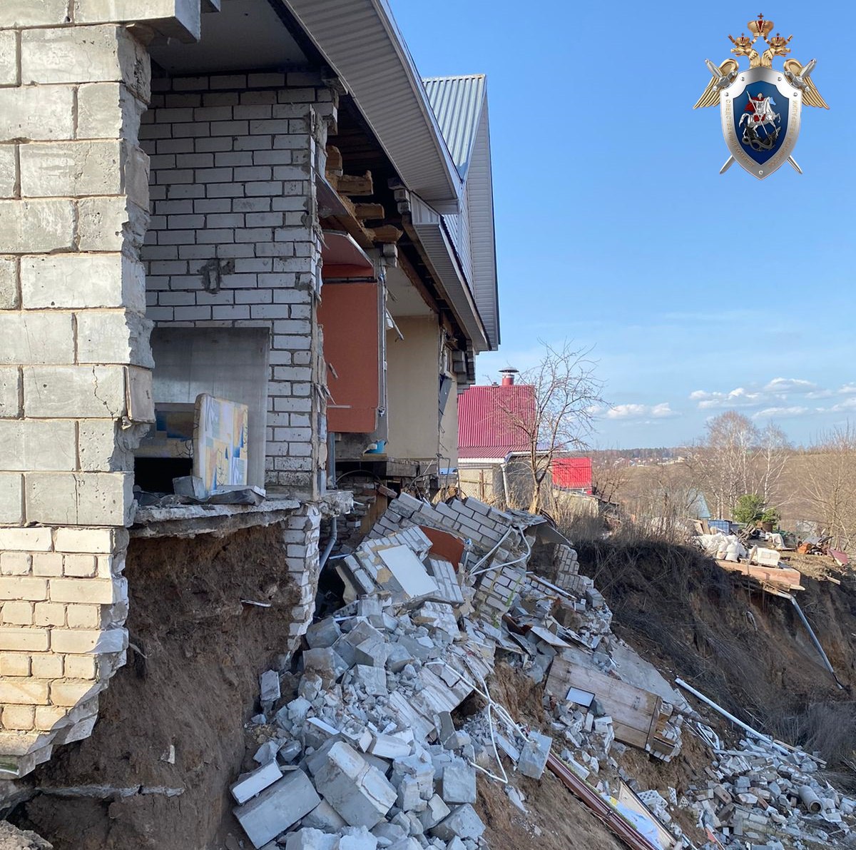 После обрушения дома в овраг в Нижегородской области возбудили уголовное дело