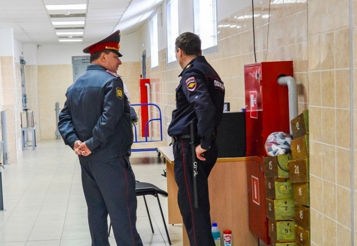 В Борской тюрьме надзиратель зарабатывал деньги, покрывая заключенного