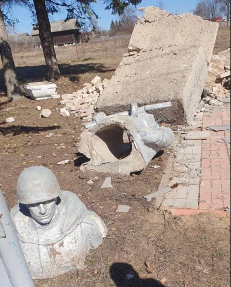 В Тонкино рухнул памятник Советскому солдату и лежал расколотым на куски 12 дней