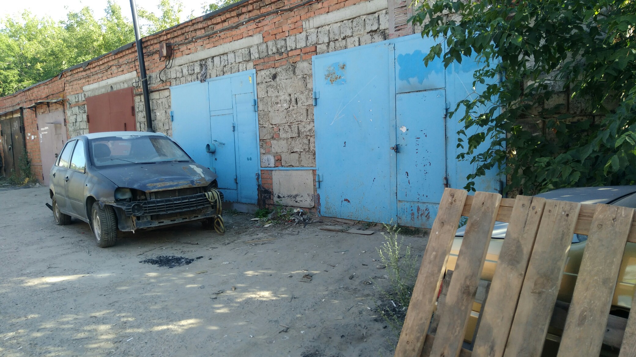 В Заволжье подростки проломили стену и похитили двигатель автомобиля