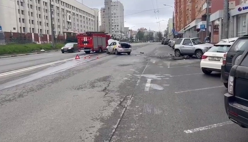 В центре Нижнего Новгорода таксист протаранил две машины 