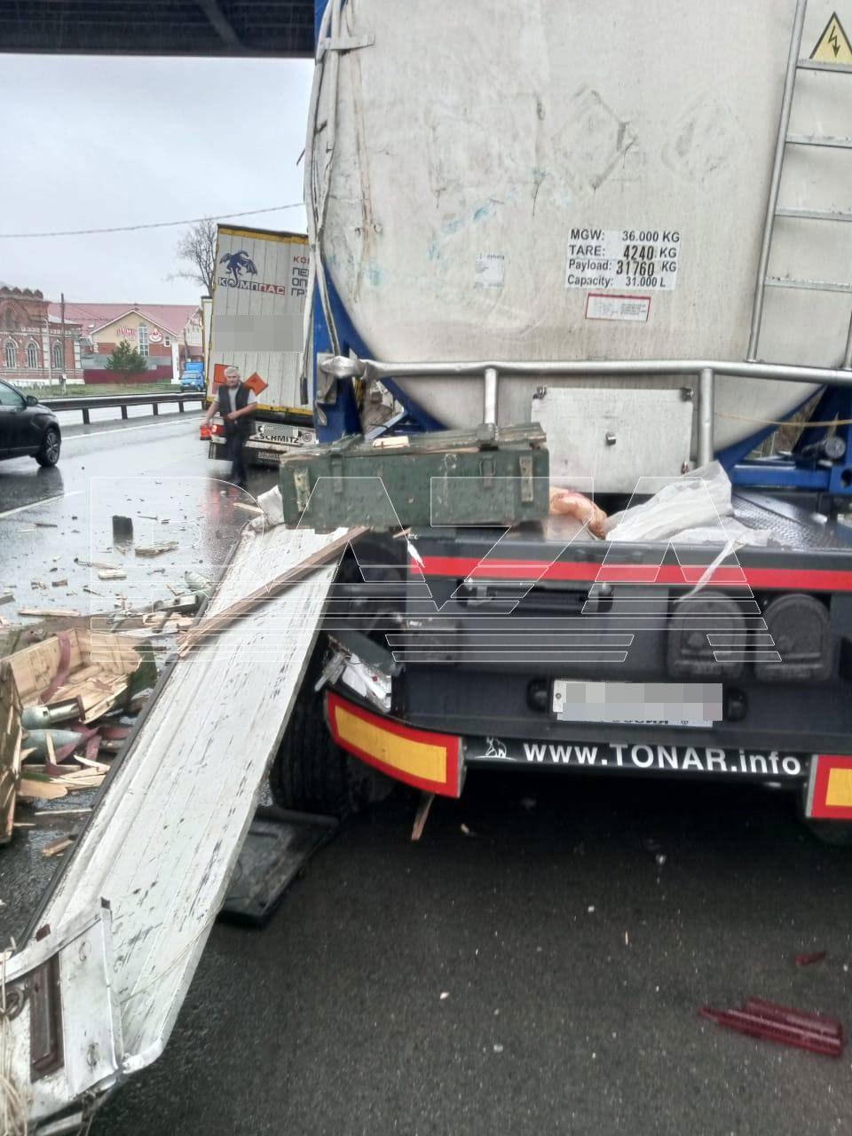 В Нижегородской области столкнулись фура с боеприпасами и цистерна с  топливом