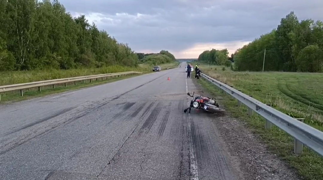 В Нижегородской области подросток на мотоцикле врезался в отбойник: погиб человек
