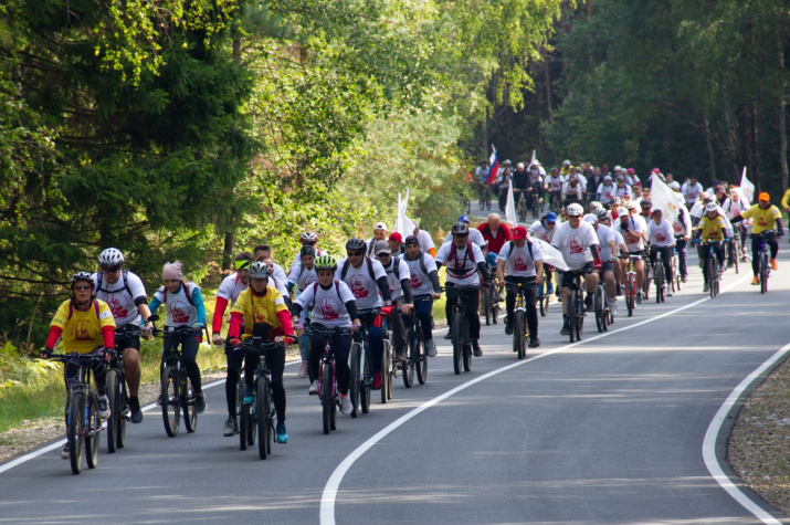 Более 300 нижегородцев проехали 70 км на велосипедах и ударили в "Колокол памяти"