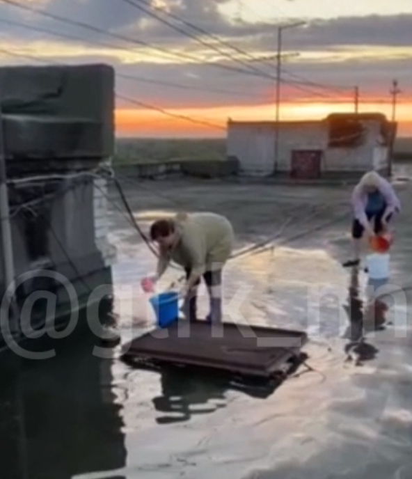 Когда закончится паводок в орске. Потоп. Дом на воде. Потоп в квартире. Ливень.