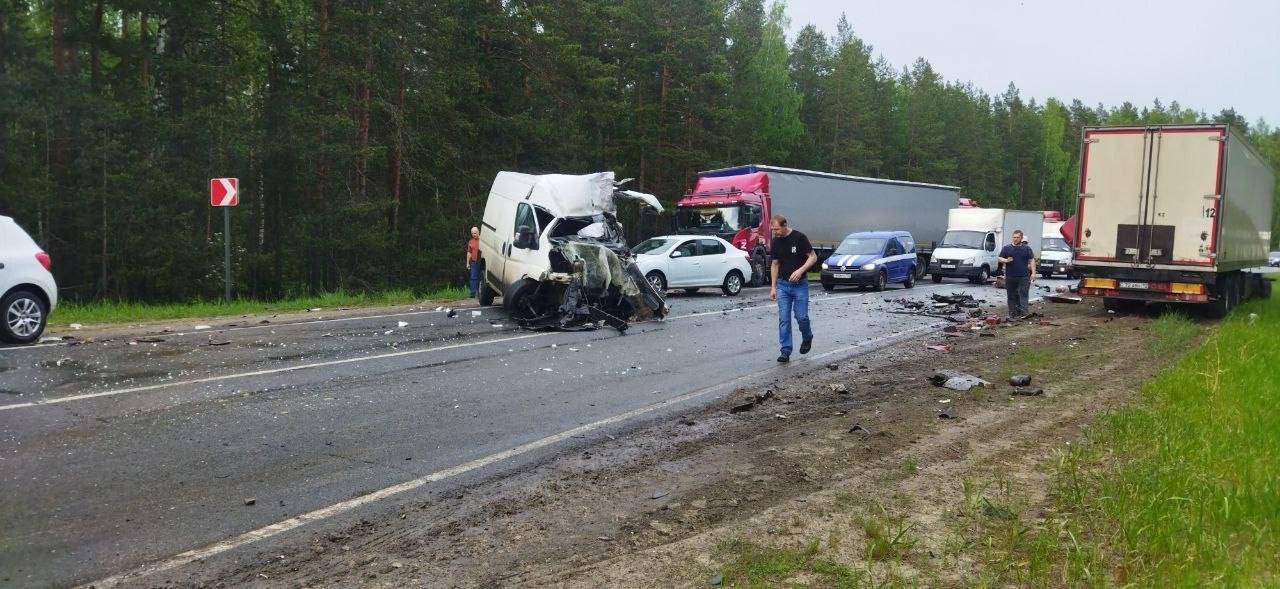 В Краснобаковском районе столкнулись грузовик и иномарка: есть пострадавшие