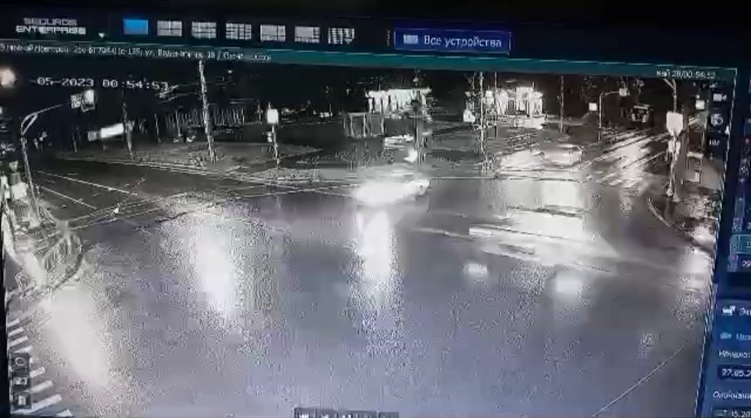 Водитель выехал на красный и влетел в иномарку на нижегородском перекрестке