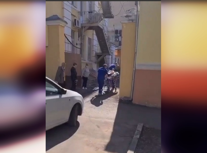Тяжелобольного пациента несли на руках до нижегородской больницы из-за брошенного авто