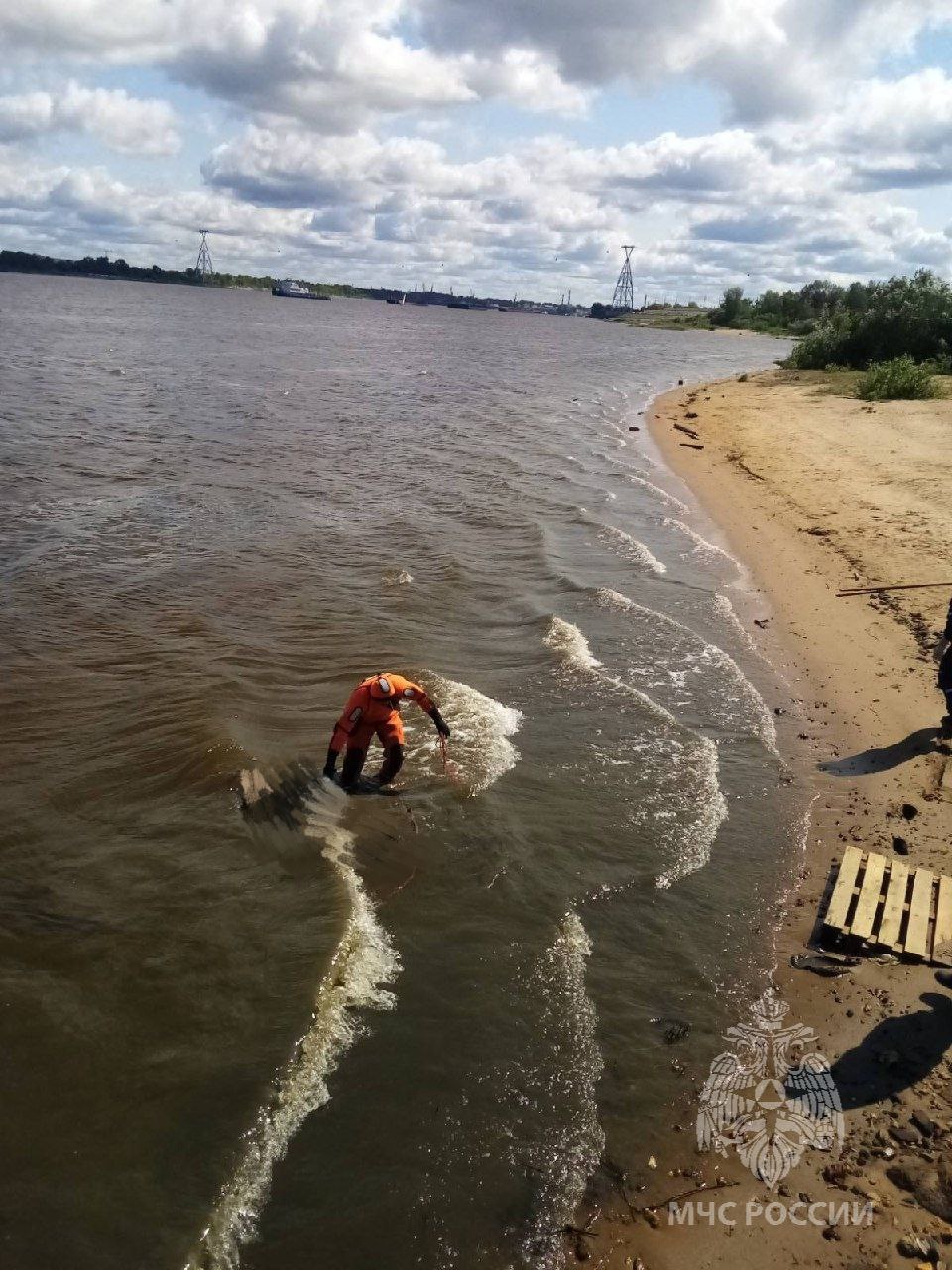 Спасатели вытащили тело девушки из реки в Нижнем Новгороде
