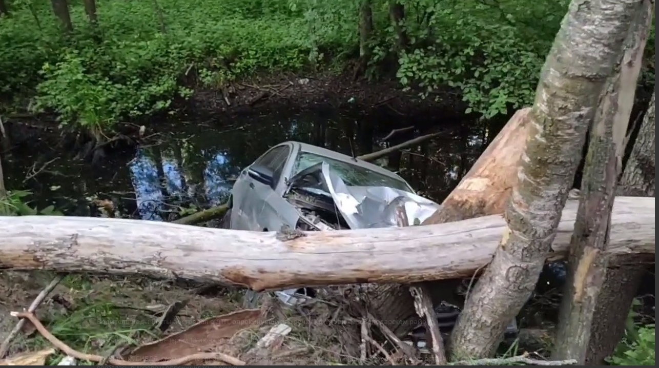 Lada вылетела с дороги и рухнула в речку в Володарском районе 